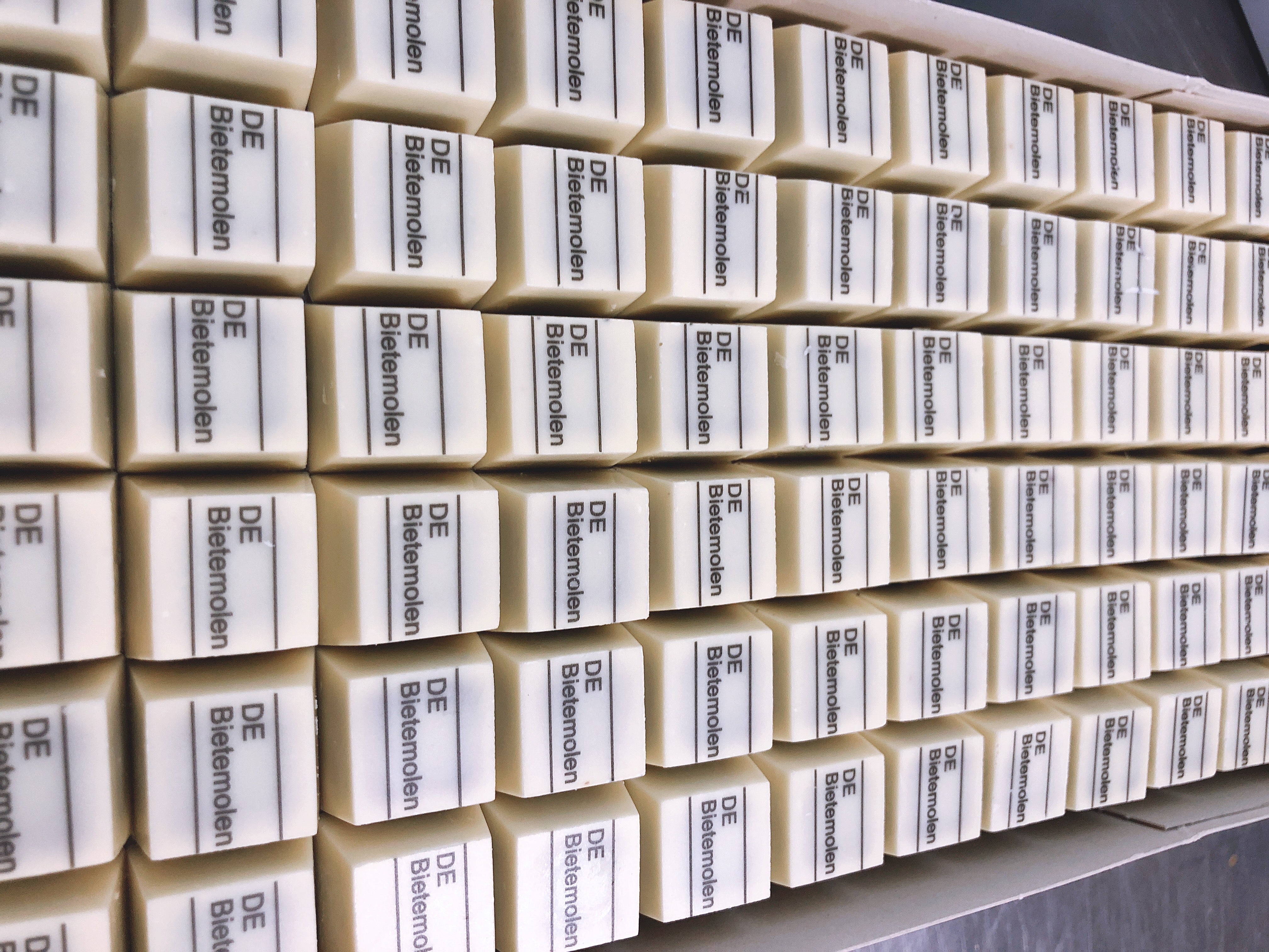 VOORDEEL PACK logo pralines witte chocolade - 846 stuks (= 3x doos van 282 stuks)